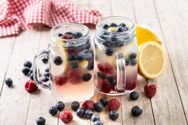 Taze böğürtlen ve ahududulu ahşap masa.