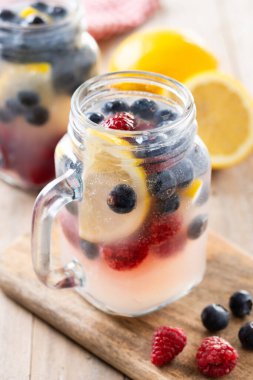 Taze böğürtlen ve ahududulu ahşap masa.