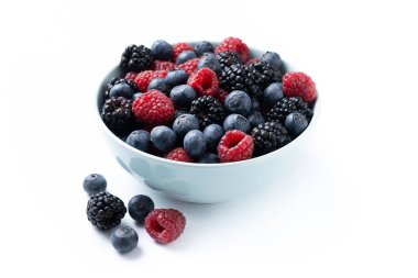 Beyaz arka planda izole edilmiş taze meyveler.