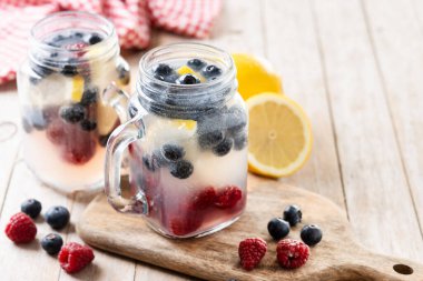 Böğürtlenli, ahudutlu ve limonlu taze böğürtlen içeceği..