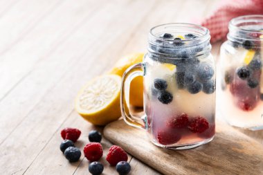 Böğürtlenli, ahudutlu ve limonlu taze böğürtlen içeceği..