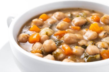 Beyaz arka planda izole edilmiş sebzeli nohut çorbası. Kapat.