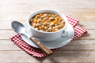 Tahta masada sebzeli nohut çorbası.