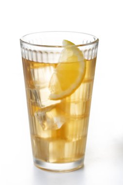 Viski, soda ve limonlu viski beyaz arka planda izole edilmiş.