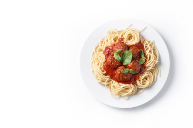 Beyaz arka planda izole edilmiş köfteli spagetti. Üst Manzara. Boşluğu kopyala