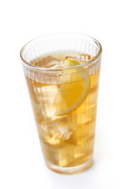 Viski, soda ve limonlu viski beyaz arka planda izole edilmiş.