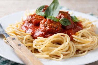 Tahta masada köfteli spagetti. Kapat.