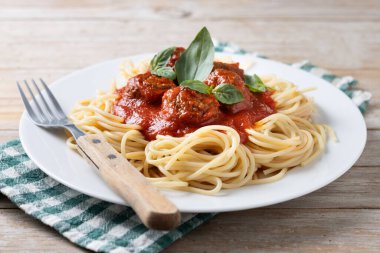 ahşap masa üzerinde köfte ile spagetti