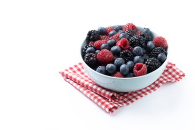 Beyaz arka planda izole edilmiş taze meyve kabı. Boşluğu kopyala