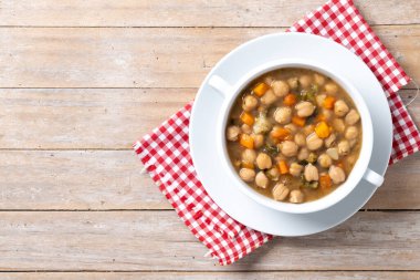 Tahta masada sebzeli nohut çorbası. Üst Manzara. Boşluğu kopyala