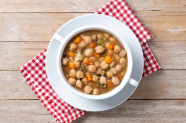 Tahta masada sebzeli nohut çorbası. Üst görünüm