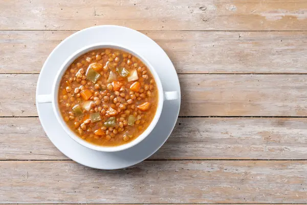 Tahta masada sebzeli mercimek çorbası. Üst Manzara. Boşluğu kopyala