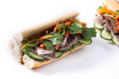 Beyaz arka planda izole edilmiş Vietnamlı domuz etli banh mi sandviç.