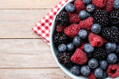 Tahta masada, kasede taze meyveler.