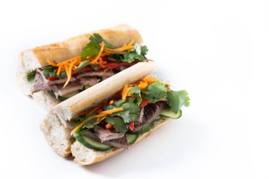 Beyaz arka planda izole edilmiş Vietnam banh mi sandviçi. Boşluğu kopyala