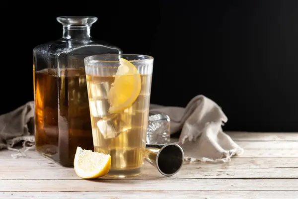 Highball Whisky Con Soda Bevanda Limone Sul Tavolo Legno Copia — Foto Stock