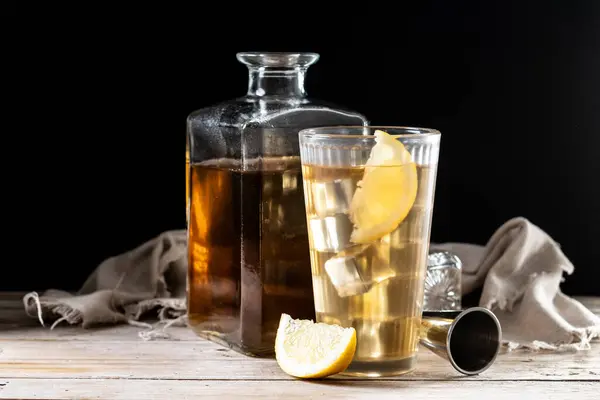 Viski Soda Limonlu Viski Ahşap Masada — Stok fotoğraf