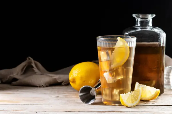 Highball Whisky Con Soda Bevanda Limone Sul Tavolo Legno Copia — Foto Stock