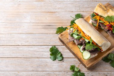 Vietnam banh mi sandviçi ahşap masada. Boşluğu kopyala