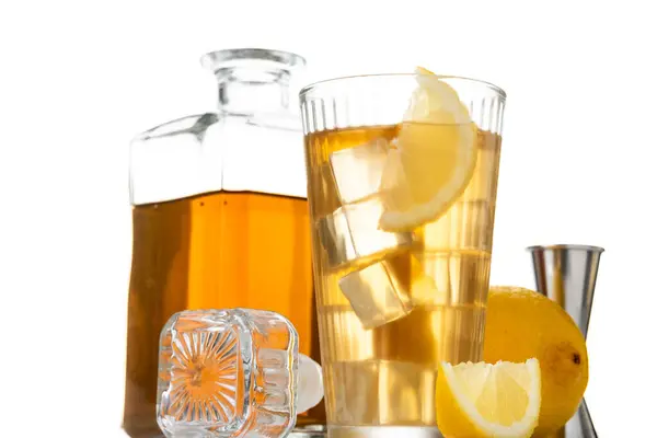 Viski Soda Limonlu Viski Beyaz Arka Planda Izole Edilmiş — Stok fotoğraf