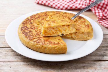 Geleneksel İspanyol omleti ve ahşap masa malzemeleri...