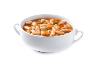 Beyaz arka planda izole edilmiş, sebzeli beyaz fasulye çorbası..