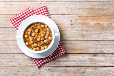 Tahta masada sebzeli nohut çorbası. Üst Manzara. Boşluğu kopyala