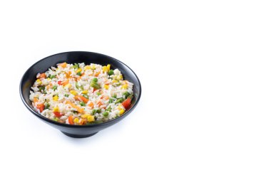 Beyaz arka planda izole edilmiş siyah bir kasede sebzeli beyaz pirinç. Boşluğu kopyala