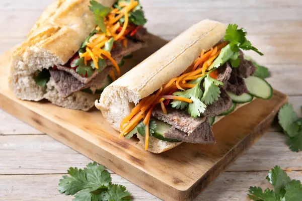 Vietnam banh mi sandviçi ahşap masada.