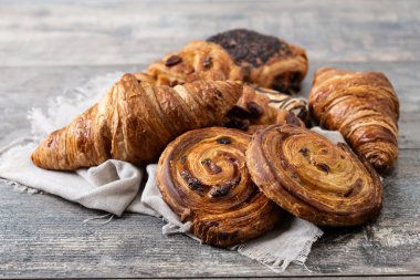 Ahşap masadaki fırın hamur işleri.