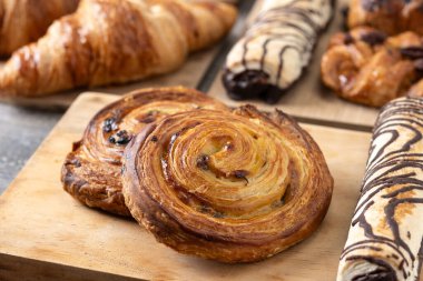 Ahşap masadaki fırın hamur işleri.