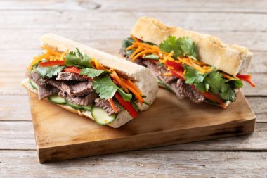 Vietnam banh mi sandviçi ahşap masada.