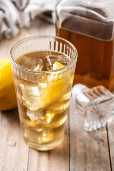 Highball Whisky Con Soda Bevanda Limone Sul Tavolo Legno — Foto Stock