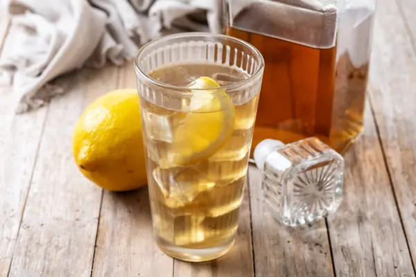 Highball Whisky Con Soda Bevanda Limone Sul Tavolo Legno — Foto Stock