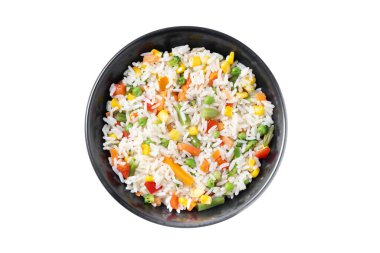 Beyaz arka planda izole edilmiş siyah bir kasede sebzeli beyaz pirinç.
