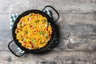 Tahta masada tavuk ve sebzeli sarı pirinç. Üst Manzara. Boşluğu kopyala
