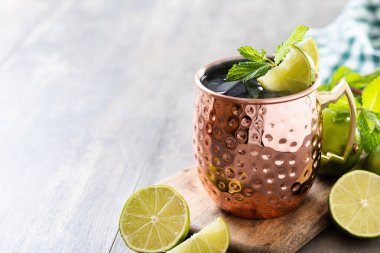 Moskova katır kokteyli buz ve ahşap masada bir dilim limon ile servis edilir. Boşluğu kopyala