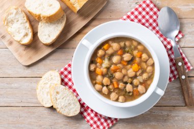 Tahta masada sebzeli nohut çorbası.