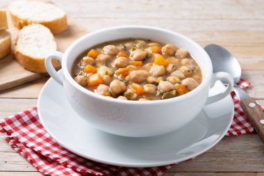 Tahta masada sebzeli nohut çorbası.