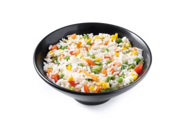 Beyaz arka planda izole edilmiş siyah bir kasede sebzeli beyaz pirinç.