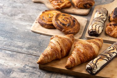 Ahşap masada fırın hamur işleri. Boşluğu kopyala