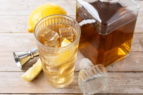 Highball Whiskey Mit Limo Und Zitronengetränk Auf Holztisch Stockfoto