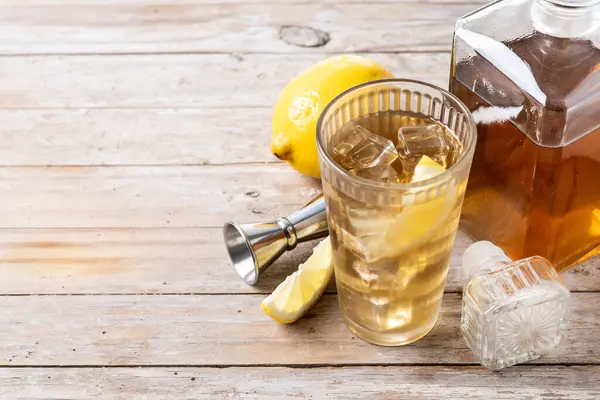 Highball Whiskey Com Refrigerante Bebida Limão Mesa Madeira Espaço Cópia Imagem De Stock