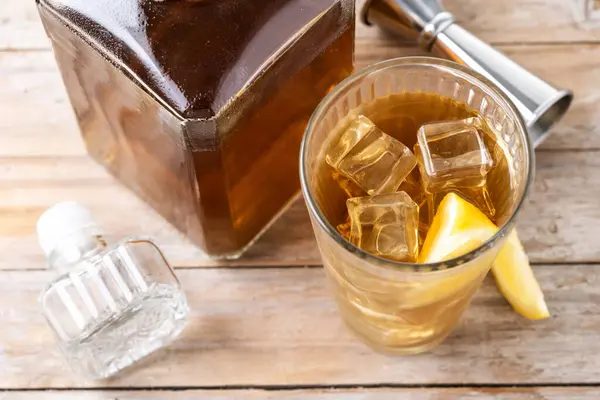 Highball Whiskey Com Refrigerante Bebida Limão Mesa Madeira Fotografia De Stock