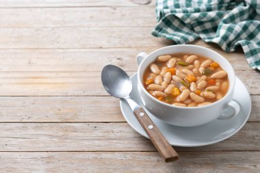 Tahta masada sebzeli beyaz fasulye çorbası. Boşluğu kopyala