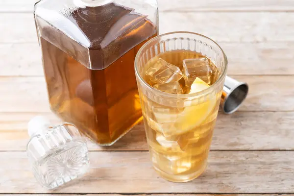 Highball Whisky Con Soda Bevanda Limone Sul Tavolo Legno Foto Stock