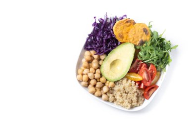 Beyaz zemin üzerinde avokado, marul, domates ve nohut bulunan sağlıklı bir salata. Üst Manzara. Boşluğu kopyala