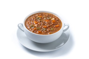 Beyaz arka planda izole edilmiş sebzeli mercimek çorbası.