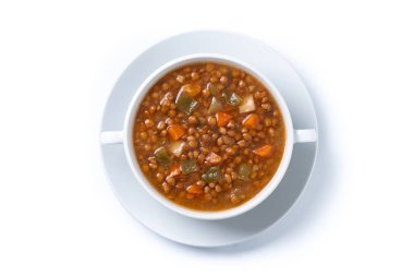 Beyaz arka planda izole edilmiş sebzeli mercimek çorbası.