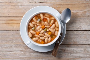 Tahta masada sebzeli beyaz fasulye çorbası.